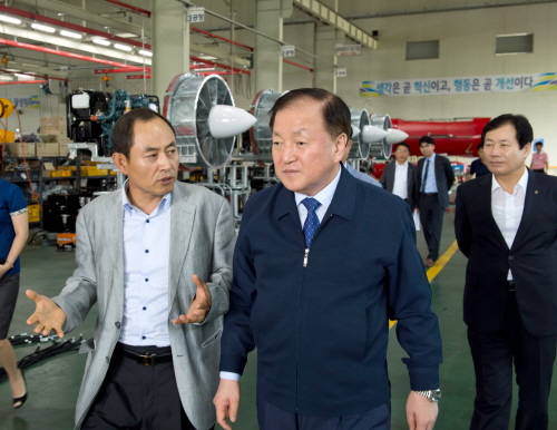 현장 소통경영을 꾀하고 있는 김주하 농협은행장(사진 가운데).(사진제공=농협은행)