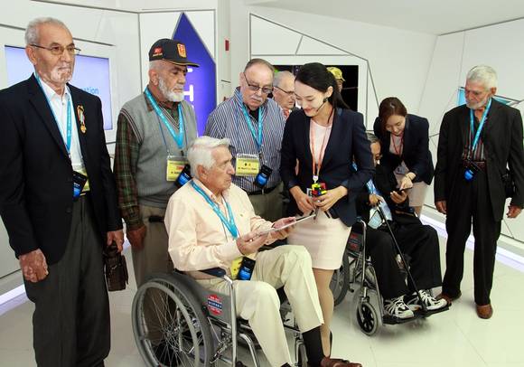 UN군 전상자들이 SK텔레콤 티움을 방문, ICT 기술을 체험하고 있다(사진 제공: SK텔레콤)