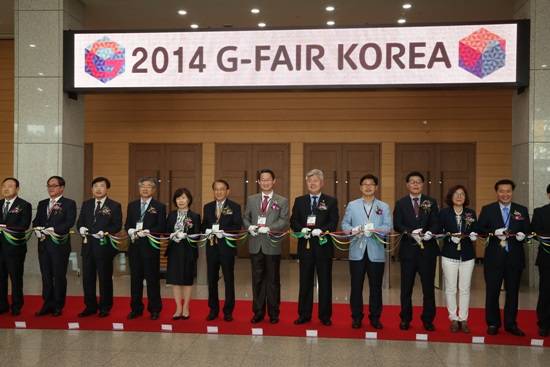2014 G-FAIR KOREA가 킨텍스서 10월 1일 개막해 내빈들이 테이프 커팅을 하고 있다.