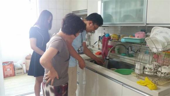 수원시상수도사업소는 10월1일부터 수돗물에 대한 막연한 불안감을 해소하기 위해 수질담당 직원이 직접 가정에 방문해 무료로 수질검사를 해주고 있다.(사진=수원시상수도사업소 제공)