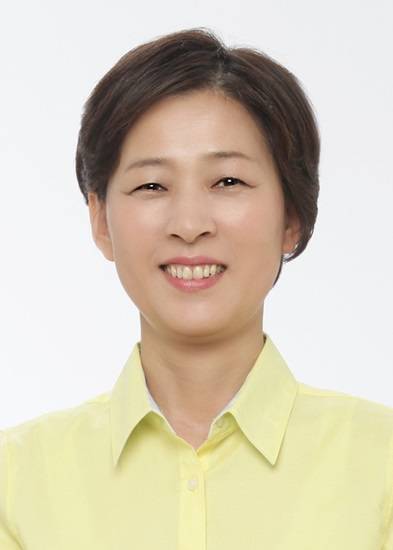 '근로정신대 할머니와 함께하는 시민모임 자문위원회'에서 열정적으로 일하고 있는 김경희 고양시의회 의원(새정치민주연합)의 노력이 큰 역할을 해 경기도가 근로 정신대 할머니에게 보조금을 지급키로 했다.