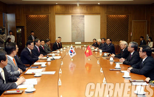 정의화 국회의장이 10월 2일 오전 12시 30분 국회접견실에서 응웬 푸 쫑(Nguyen Phu Trong) 베트남 공산당 서기장과 회담을 갖고, 양국간 협력 관계 증진 방안에 대해 폭넓은 의견을 나눴다.(사진=국회)