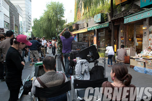 서울 인사동 거리에서 진행된 영화촬영 현장의 스태프들.(사진=왕진오 기자)