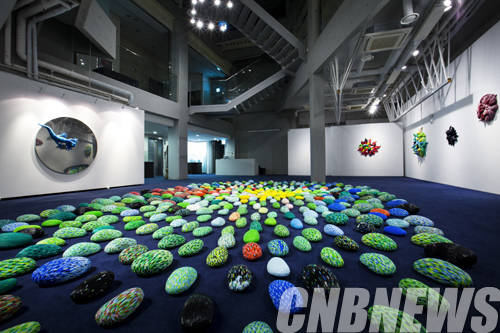 정찬부 작가의 개인전 '아티피셜 스펙트럼'(Artificial Spectrum)전이 열리고 있는 공아트스페이스 전경.