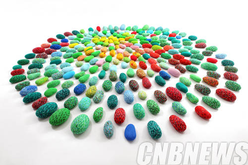 정찬부, 'Come into bloom'. 빨대, 혼합재료, 가변설치, 각 20-25㎝, 600개, 2014.