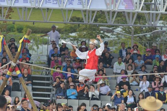 전국 대표축제로 자리매김 하고 있는 2014안성맞춤 남사당 바우덕이 축제가 1일 1000여명의 관람객들이 웅집한 가운데 화려하게 개막되었다.(사진=안성시 제공)
