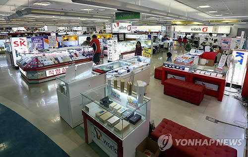 1일 오후 서울 용산구 아이파크몰의 한산한 휴대전화 매장들(사진: 연합뉴스)