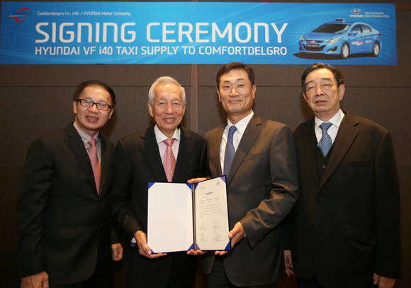 왼쪽부터 양반셍 컴포트트랜스포테이션 사장, 콰홍팍 컴포트델그로그룹 사장, 현대차 장원신 해외판매사업부장, 태혹셍 코모코모터스 사장이 계약을 마치고 기념 촬영을 하고 있다(사진 제공: 현대자동차)