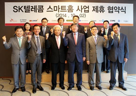 스마트홈 대중화를 위해 협력하기로 한 SK텔레콤과 11개 제조사 대표들(사진 제공: SK텔레콤)