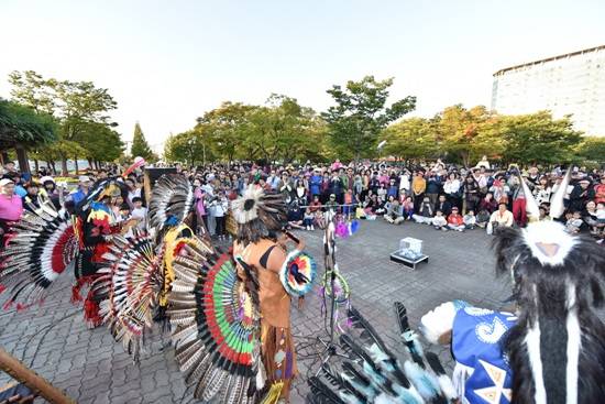 고양호수예술축제 거리 공연 장면