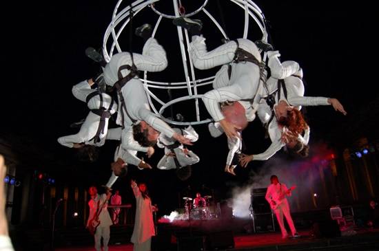 5일 축제의 대미를 장식하는 폐막작 ‘카오스모스 : 우주의 탄생(K@osmos)’은 스페인·아르헨티나 공중퍼포먼스 그룹 푸하(Grupo Puja)의 작품