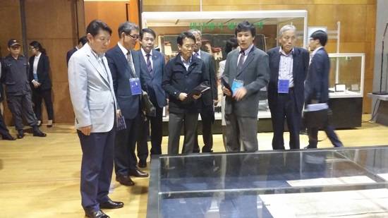 파주북소리 조직위원회 이상 사무총장이 남경필 경기도지사, 이재홍 파주시장, 한길용 경기도의원 등 내빈들에게 '7인 7색의 고서들' 전시회를 설명하고 있다.