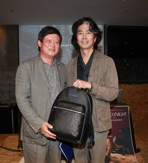 프랑스 문화원상(the French Institute Award)을 수여받은 전수일 감독은 부상으로 루이까또즈 전용준 회장으로부터 루이까또즈 백팩을 직접 선물 받았다