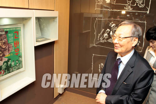 6일 오전 서울 종로구 세종대로 대한민국역사박물관에서 '고바우가 바라 본 우리 현대사'전 설명회가 열렸다. 이날 함께한 김성환(82) 화백이 자신이 그렸던 '고바우영감' 원화를 설명하고 있다.(사진=왕진오 기자)