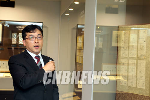 6일 오전 서울 종로구 세종대로 대한민국역사박물관에서 '고바우가 바라 본 우리 현대사'전 설명회가 열렸다. 이날 대한민국역사박물관 이용석 학예연구관이 전시된 고바우영감 원화를 설명하고 있다.(사진=왕진오 기자)