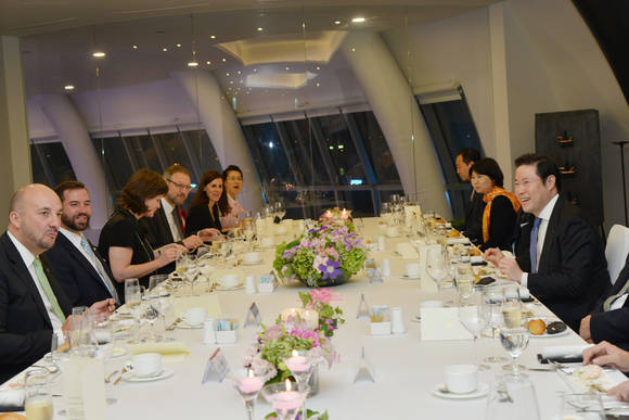 조현상 부사장(오른쪽에서 앞에서 두번째) 등 효성관계자들과 기욤 장 조세프 마리 왕세자(왼쪽 앞에서 두번째), 에띠엔느 슈나이더 경제부총리 겸 경제부 장관 등 룩셈부르크 경제 사절단이 6일 저녁 서울시 반포구 세빛섬에서 만나 경제협력방안 등을 논의했다(사진 제공: 효성)