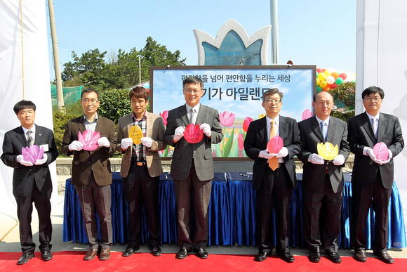 기가아일랜드 현판 제막식에 참여한 참석자들이 기가아일랜드 선포를 축하하고, 기념 촬영을 하고 있다. 왼쪽부터 오기섭 KT 목포지사장, 장형철 신안군 임자면장, 정창일 진리이장, 강성주 미래창조과학부 정보화전략국장, 최영익 KT CR지원실장, 박형출 KT 전남고객본부장, 김봉태 KT호남네트워크운용본부장(사진 제공; KT)