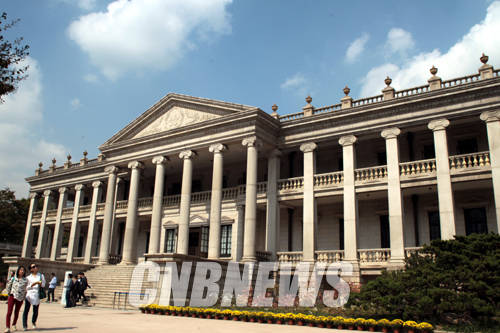 7일 정오 덕수궁내에 위치한 석조전 복원공사 완료 설명회가 열렸다. 석조전은 지난 5년간의 복원공사를 마치고 10월 13일 '대한제국역사관'으로 국민에게 공개하는 개관식을 갖는다.(사진=왕진오 기자)