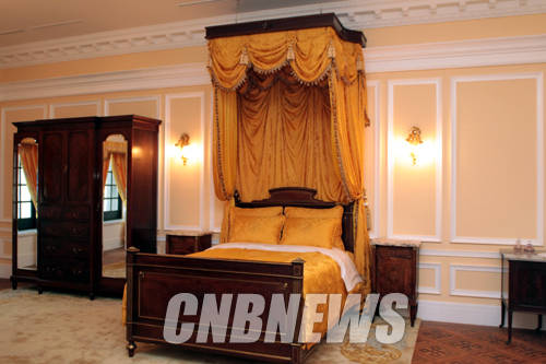 7일 정오 덕수궁내에 위치한 석조전 복원공사 완료 설명회가 열렸다. 이날 취재진에게 석조전 2층에 마련된 황제의 침실이 공개됐다. 이 방은 고종(광무황제)의 침실로 계획되었으나, 고종은 함녕전에 머물면서 사용하지 않았고, 일본에 거주한 영친왕이 귀국할 때 사용했다. 가구에는 'EMPEROR'S BEDROOM'이라는 문구가 새겨져 있다.(사진=왕진오 기자)