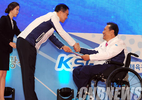 7일 경기도 이천훈련원에서 김종 문체부 제2차관, 김성일 대한장애인체육회 회장, 김락환 선수단장을 비롯한 선수단 600여 명이 참석한 가운데 ‘2014 인천장애인아시아경기대회 대한민국 선수단 결단식’행사가 열렸다. 이날 김종 문체부 제2차관이 김락환 선수단장에게 격려금을 전달하고 있다.(사진=문화체육관광부)