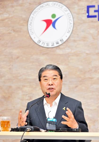 이재정 경기도교육감이 7일 경기도교육청 방촌홀에서 취임 100일을 맞아 기자 간담회를 개최해 새로운 경기교육의 혁신에 대해 설명하고 있다.