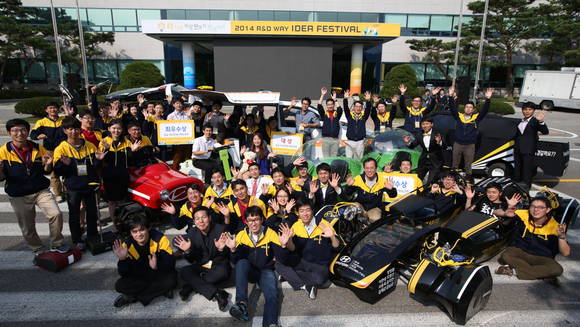 ‘2014 R&D 아이디어페스티벌’ 참가자들이 기념 촬영을 하고 있다(사진 제공: 현대차그룹)