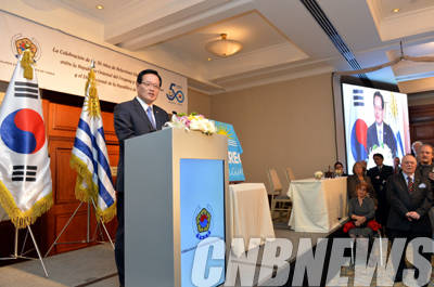 우루과이를 공식 방문중인 정의화 국회의장은 현지시간 10월 7일 오후 1시 몬테비데오 쉐라톤호텔 대연회장에서 열린 한·우루과이 수교 50주년 기념 리셉션에 참석했다.(사진=국회)