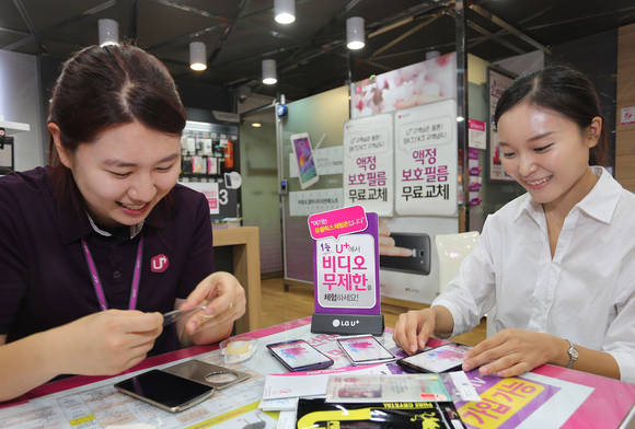 LG유플러스가 ‘온국민 액정필름 교체의 날’ 이벤트를 8일부터 31일까지 실시한다(사진 제공: LG유플러스)