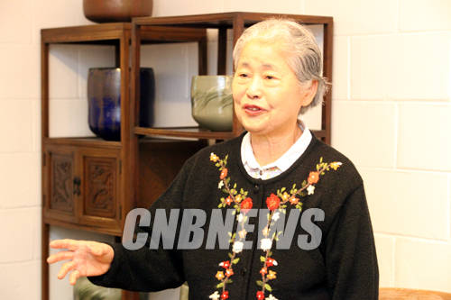 '작업실에서 작품을 설명하고 있는 도예가 황종례 선생'.(사진=왕진오 기자)