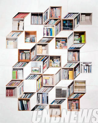 임수식, '책가도321'. 100cmX80cm, 프린트된 한지에 손바느질, 2014.