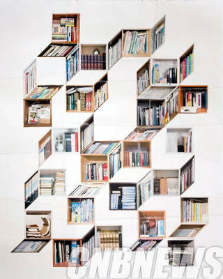 임수식, '책가도324'. 100cmX80cm, 프린트된 한지에 손바느질, 2014.