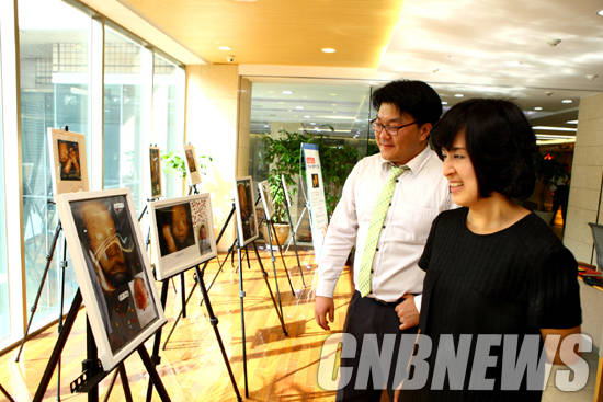 관람객들이 이대목동병원 산부인과 병원 2층 로비에서 열리고 있는 '새생명의 기쁨' 사진전에서 작품을 감상하고 있다.