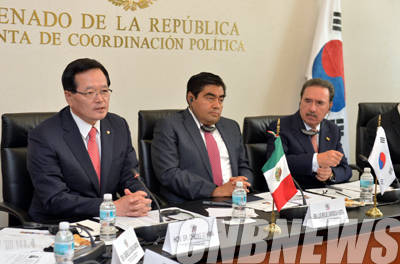 멕시코를 공식 방문중인 정의화 국회의장은 현지시각 10월 9일 오전 11시 30분(한국시간 10일 새벽 1시 30분)연설에 앞서 미겔 바르보사 우에르따(Miguel Barbosa Huerta) 상원의장 만나 양국간의 우호증진과 의회교류에 대해서 논의했다.(사진=국회)