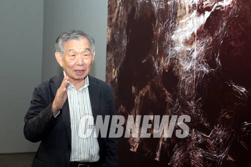 10일 정오 서울 북촌로 아라리오갤러리 서울에서 윤명로 작가의'정신의 흔적' 전 설명회가 열렸다. 이날 함께한 윤명로(78)작가가 최근 진행하고 있는 작품 제작 과정을 설명하고 있다.(사진=왕진오 기자)