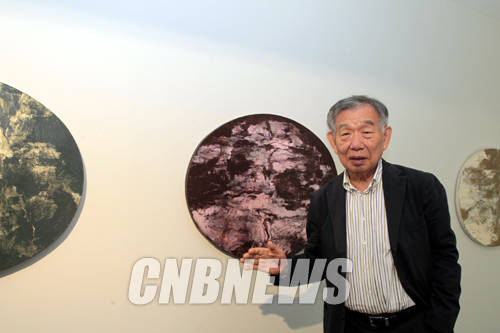 10일 정오 서울 북촌로 아라리오갤러리 서울에서 윤명로 작가의'정신의 흔적' 전 설명회가 열렸다. 이날 함께한 윤명로(78)작가가 최근 진행하고 있는 작업에 대해 설명을 하고 있다.(사진=왕진오 기자)