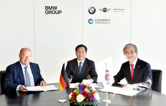 왼쪽부터 헨드릭 본 퀸하임 BMW그룹 아시아태평양 남아프리카 총괄사장, 유정복 인천시장, 김효준 BMW 그룹 코리아 사장(사진 제공: BMW그룹)