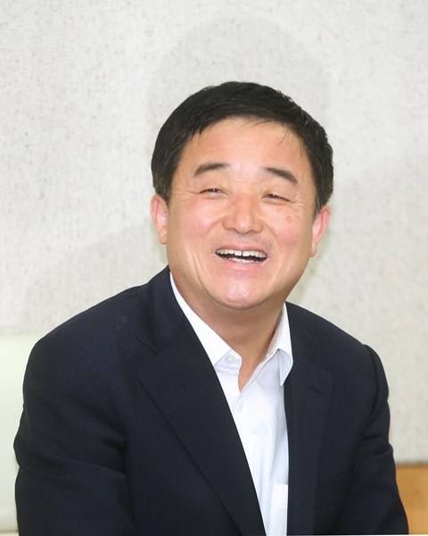 경기도의회 강득구 의장이 취임 100일을 맞아 출입기자들과의 간담회에서'사람중심.민생중심'의 가치 실현을 위해 앞으로도 최선의 노력을 다할것이라고 말하고 있다.(사진=경기도의회 제공)