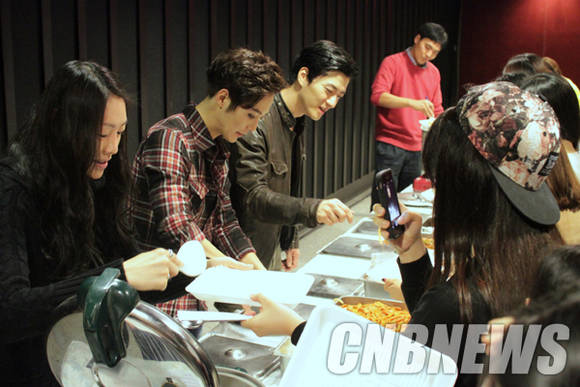 12일 '더 데빌 라운지' 이벤트 참가자들에게 직접 식사를 대접하고 있는 (왼쪽부터) 주연 배우 차지연, 이충주, 윤형렬.