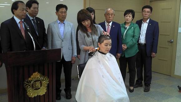 13일 오후 3시 한명숙 새누리당 수원시의원이 백정선 새정치연합 수원시의원의 윤리위 회부 투표 부결과 관련해 삭발식을 하고 있다.