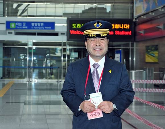 이재정 경기도교육감이 12일 도라산역 일일 명예역장으로 변신해 어린 학생들에게 평화와 통일의 중요성에 대해 설명하고 있다.(사진=경기도교육청 제공)