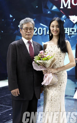 하이폭시 코리아 허 철 대표(좌) 와 하이폭시 특별상을 수상한 슈퍼모델 정혜린(우).(사진=하이폭시)