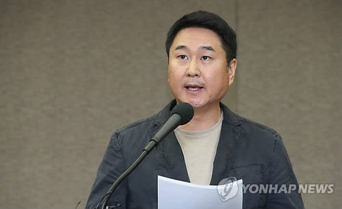 13일 오후 서울 중구 태평로 프레스센터에서 기자회견을 통해 카카오톡 검열 대책을 발표하는 다음카카오 이석우 대표(사진: 연합뉴스)