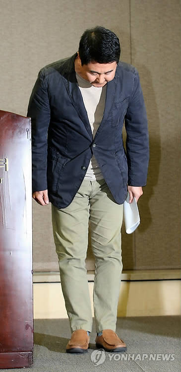 고개숙여 사과하는 이석우 다음카카오 대표(사진: 연합뉴스)