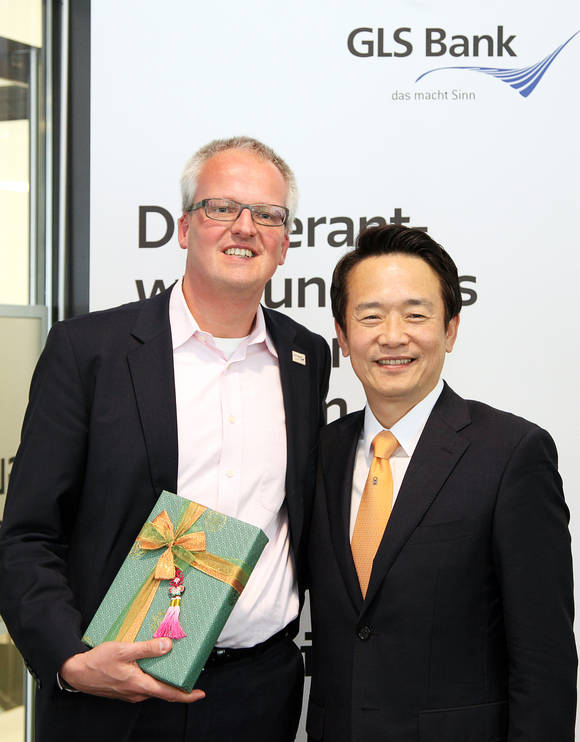 독일 현지시각 오전 GLS은행 뮌헨지사를 방문한 남경필 경기도지사가 Mr. Carsten Schmitz(칼센 슈미츠) 뮌헨 지역본부장와 선물 교환을 하고 기념촬영을 하고 있다.(사진=연합뉴스 제공)