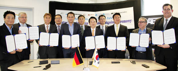 14일 오후 독일 ABT 본사에서 열린 "자동차 튜닝기업 투자의향 조인식"에서 남경필 경기도지사가 관계자들과 협약서에 서명을 하고 기념촬영을 하고 있다.(사진=연합뉴스 제공)
