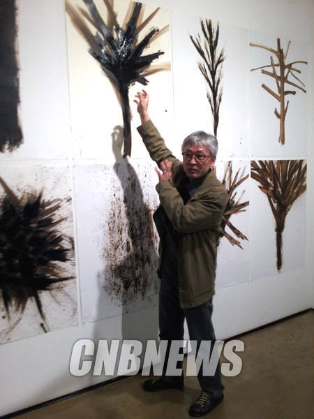 자신의 작품에 대해 설명하고 있는 정현 작가.(사진=김금영 기자)