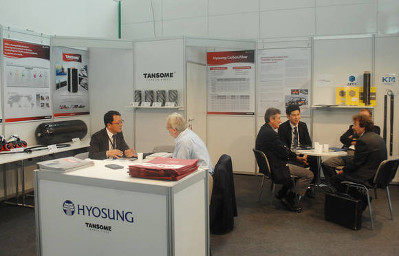 7일 독일 뒤셀도르프에서 열린 탄소섬유강화복합재료 전문 전시회 ‘컴포짓스 유럽 2014’에서 효성과 전라북도 중소기업 공동 전시 부스를 찾은 해외바이어들이 효성 직원과 상담을 하고 있다(사진 제공: 효성)