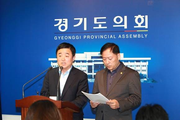 14일 경기도의회 브리핑룸에서 강득구 경기도의회 의장과 김주성 경기도의회 교육위위원장이 정부의 누리과정 보육예산의 지방 전가에 대해 강력히 반발하는 내용의 공동기자회견을 열고 있다.(사진=경기도의회 제공)