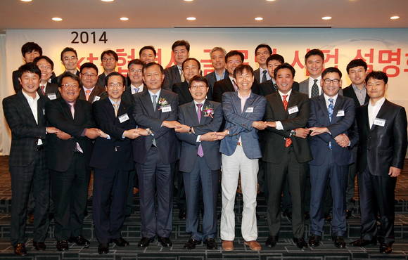 앞줄 왼쪽 세번째부터 오른쪽으로 유양환 KT 기업사업컨설팅본부장, 신규식 KT G&E부문장, 김종국 동반성장위원회 사무총장, 이원락 (주)A&D 대표이사, 김범준 KT 시너지경영실장(사진 제공: KT)