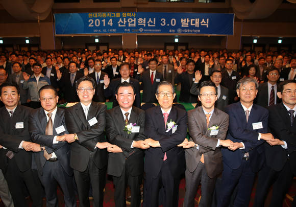 (왼쪽 네 번째부터)현대차그룹 박광식 부사장, 자동차부품산업진흥재단 이영섭 이사장, 산업통상자원부 오승철 과장 등 관계자들이 ‘산업혁신운동 3.0’ 2기 사업의 성공적인 완수를 위해 결의를 다지고 있다(사진 제공: 현대자동차그룹)